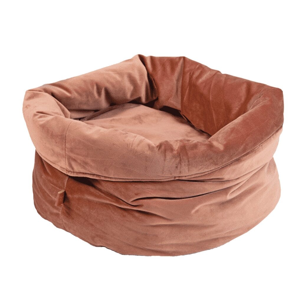 Luxuriously soft velvet cat basket for all cats and kittens to nap in style. Dimensions 45 x 45 x 35 cm