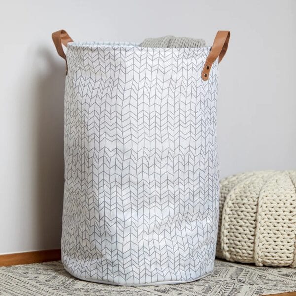 Modern Geo laundry basket adds a modern flair to any room, it is the ideal helper for tidiness and cleanliness in any household. Elegant pattern on a 100% polyester white background with brown artificial leather handles.