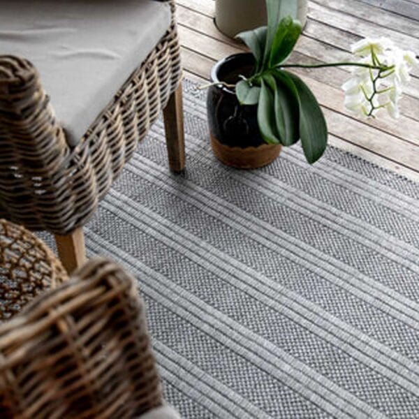 Inspired by the colour and texture of the majestic African elephant, this handwoven piece helps you create a warm atmosphere in your indoor and outdoor spaces.