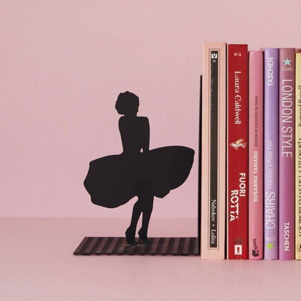 A bookend dedicated to the icon Marilyn Monroe. This metal bookend will make the perfect gift for avid readers and bookworms.