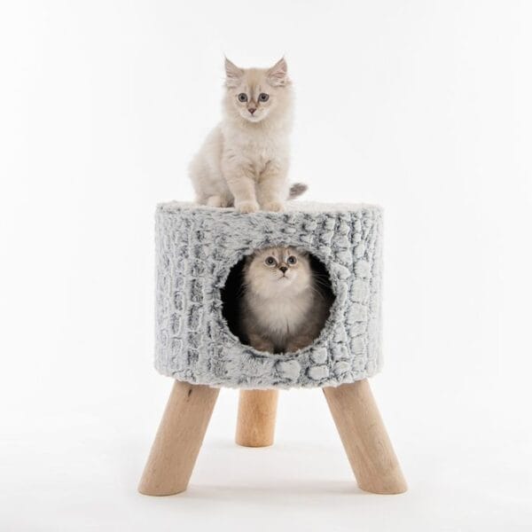 A modern design that is bound to work with any home decor. The snake suede cat bed offers your furry friend a safe and cosy place to relax.
