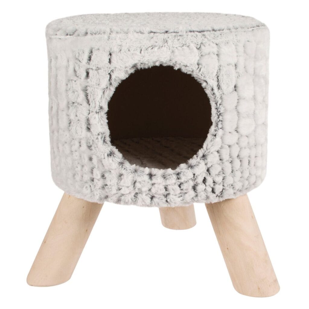 A modern design that is bound to work with any home decor. The snake suede cat bed offers your furry friend a safe and cosy place to relax.