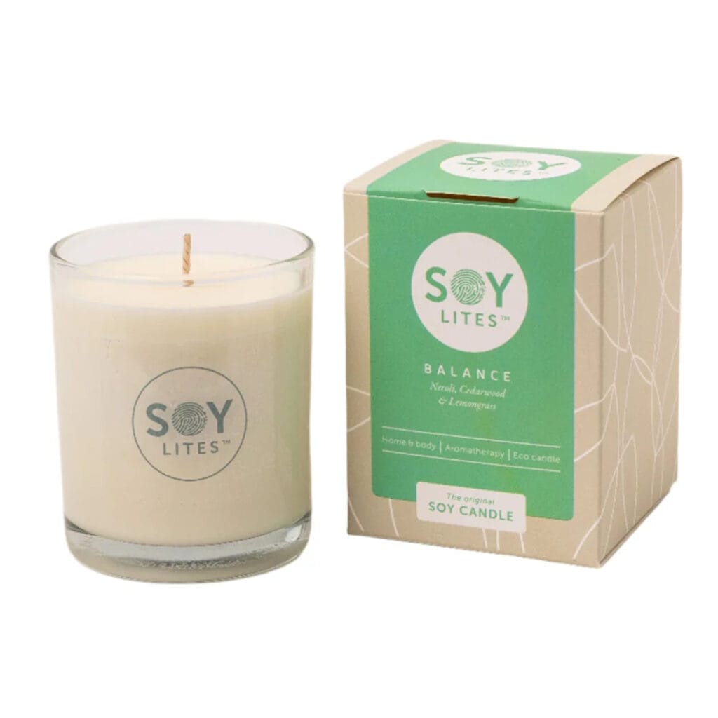 Orange blossom for mental clarity and the fresh, revitalizing aroma of lemongrass and grounding, earthy cedarwood tones. An environmentally friendly candle that burns beautifully. The warm oil that forms around the wick when burning is full of Vitamin E and Lecithin and an amazing moisturising and nourishing treatment for your skin.