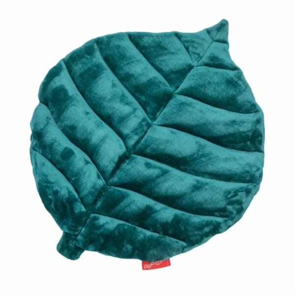 A stylish and comfy mat for smaller fur babies. Plush coral fleece on one side and the rubberized fabric underneath to reduce slipping and sliding. Perfect to take on day or weekend excursions as the mat is light and easy to pack.