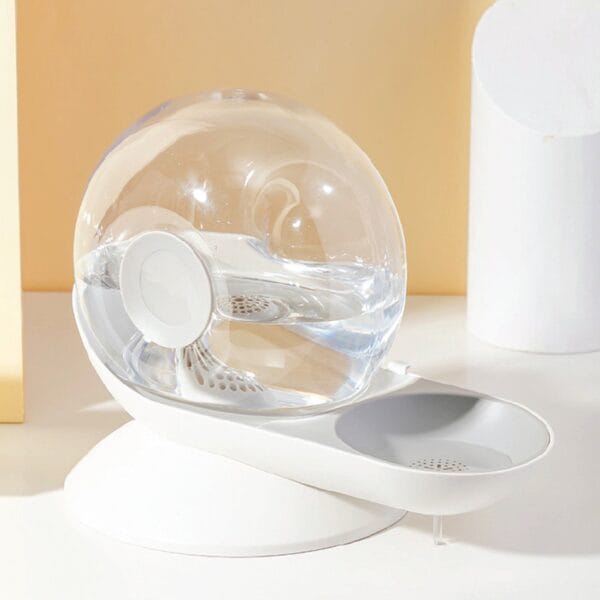 The snail-shaped water dispenser and food bowl is ideal for cats and small dogs. Easy to clean. The water and food dispenser has a bowl that can be taken out for food.