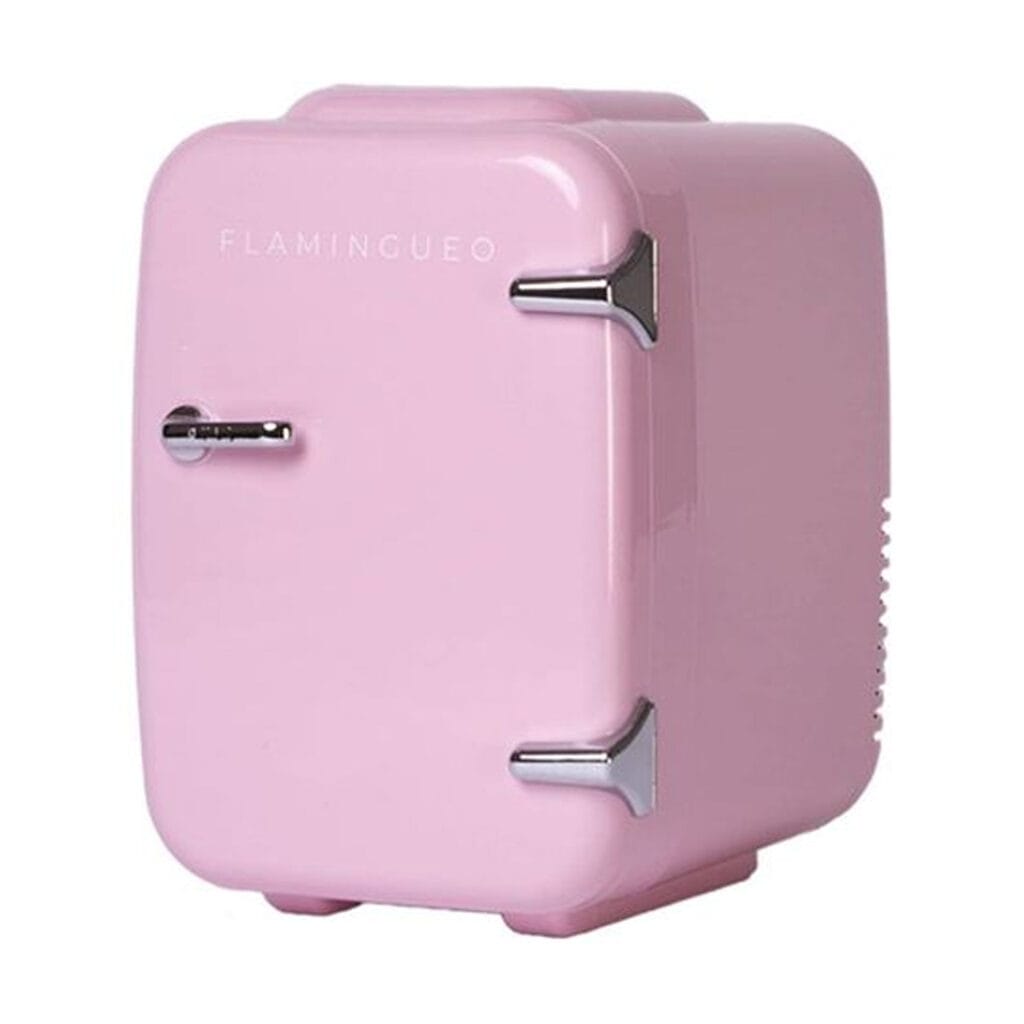 This mini fridge combines a retro and compact design, perfect for storing cosmetics, drinks and small snacks. Its removable interior shelves are perfect for storing all your beauty products.