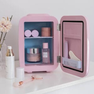 This mini fridge combines a retro and compact design, perfect for storing cosmetics, drinks and small snacks. Its removable interior shelves are perfect for storing all your beauty products.