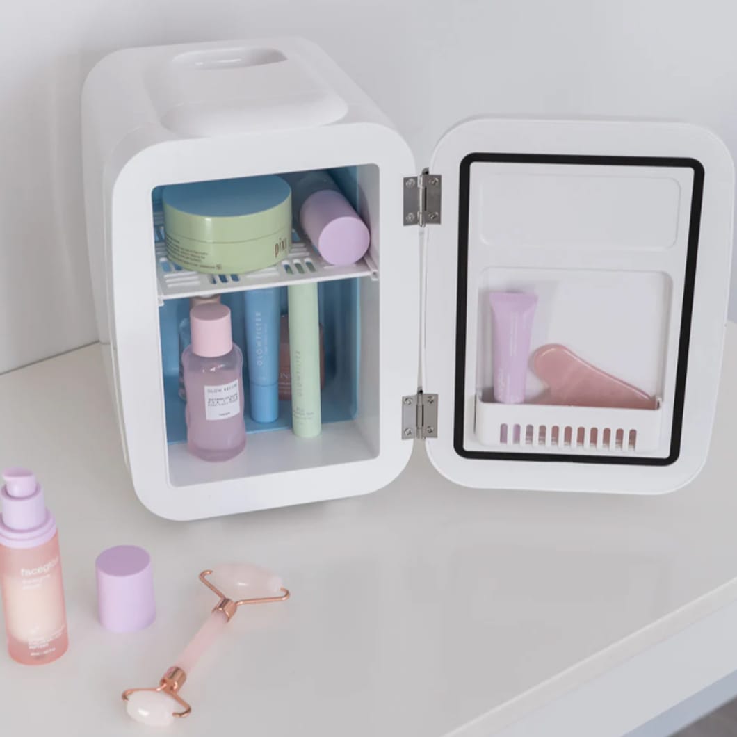 This mini fridge combines a retro and compact design, perfect for storing cosmetics, drinks and small snacks. Its removable interior shelves are perfect for storing all your beauty products.
