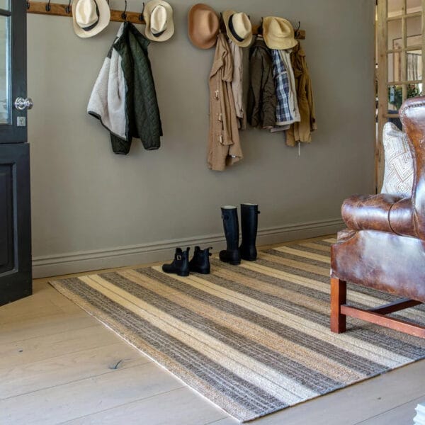 Add a touch of texture to your space with this handwoven rug. With a design inspired by the strength, grit, and grace of Siya Kolisi, this piece’s robust weave of jute and wool fibres gives it a distinct texture underfoot.