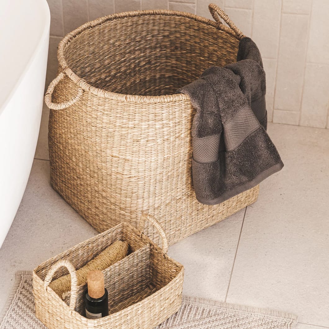 The multiuse Minya caddy is a handwoven wonder that will bring rustic charm to kitchen and dining areas, bathrooms or home offices. Featuring two compartments and made of 100% seagrass, a resilient natural fibre, this organisational accent works wonderfully as a condiment, napkin or cutlery holder, as a handy place to keep stationery or as a receptacle for bathroom essentials.