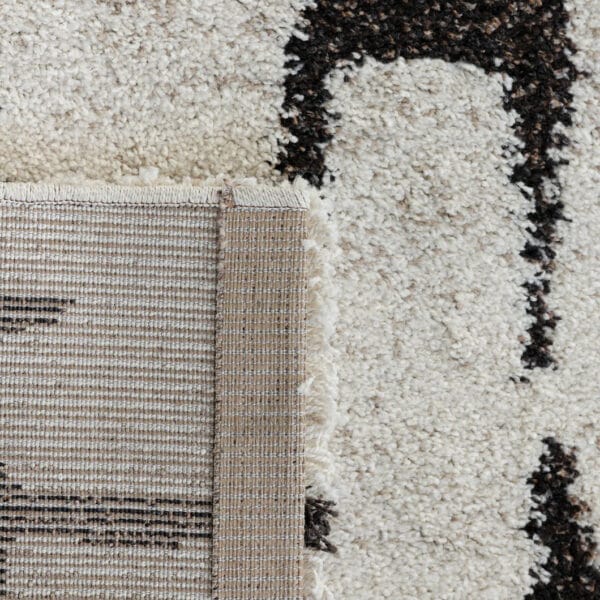 Durable 100% polypropylene shaggy rug made in Belgium, crafted with precision and quality. Their supple yet strong fibres resist wear and tear, making them perfect for high-traffic areas, while their contemporary patterns will instantly refresh living spaces. A practical and stylish choice for modern homes. Available in two sizes.