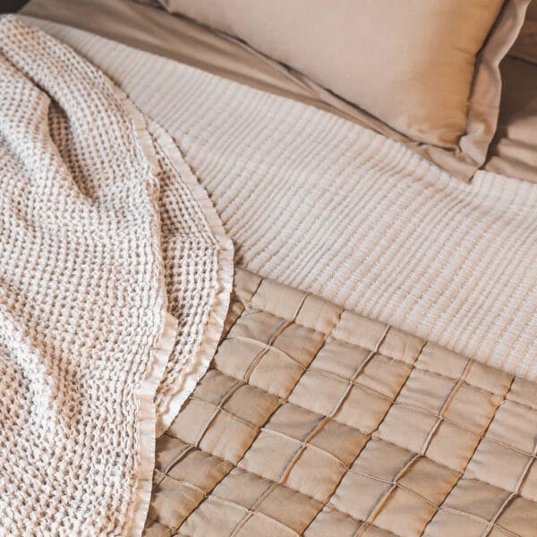 The hand-finished Anthology quilt features a classic pattern that evokes the nostalgia of hand-sewn quilts, while two subdued colourways give it a contemporary twist. With its delightful blend of soft cotton and durable linen, this quilt will be your perfect companion for cool evenings and lazy mornings. Cotton & linen blend with a microfiber filling and 100% cotton backing. Made in India