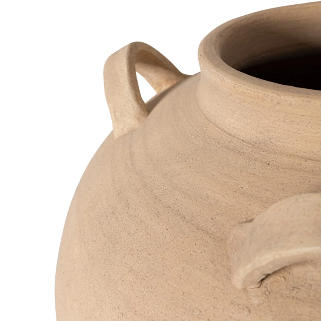 Julia Vessel in Dune - Image 3